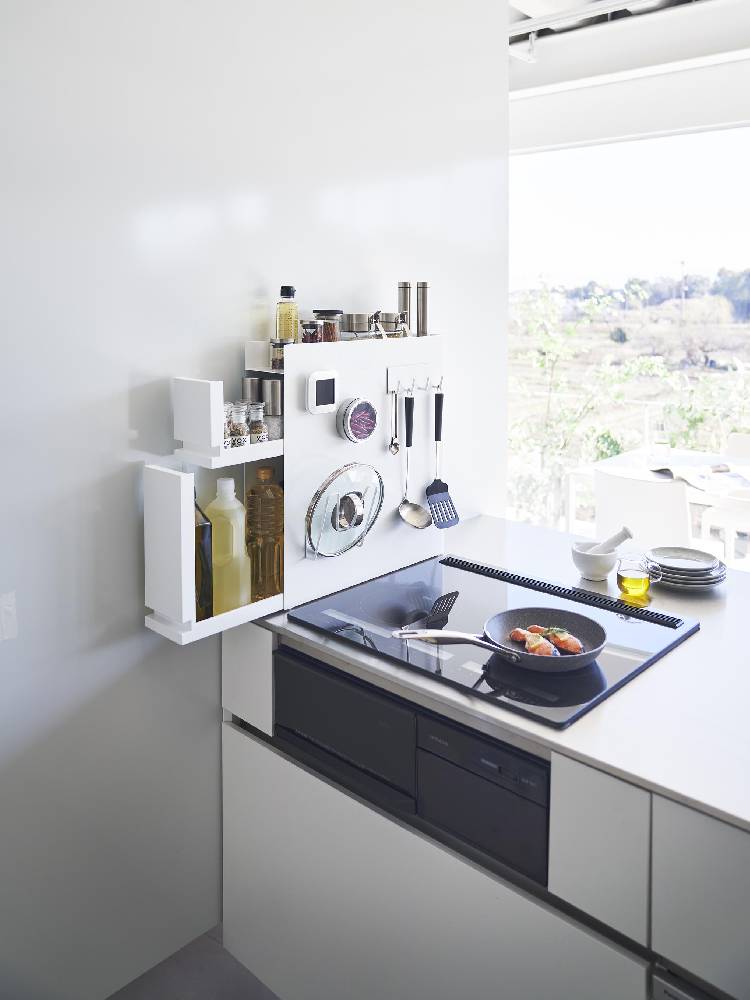 キッチンカウンターに設置された銀色スチール製の隠せる2段調味料ラック