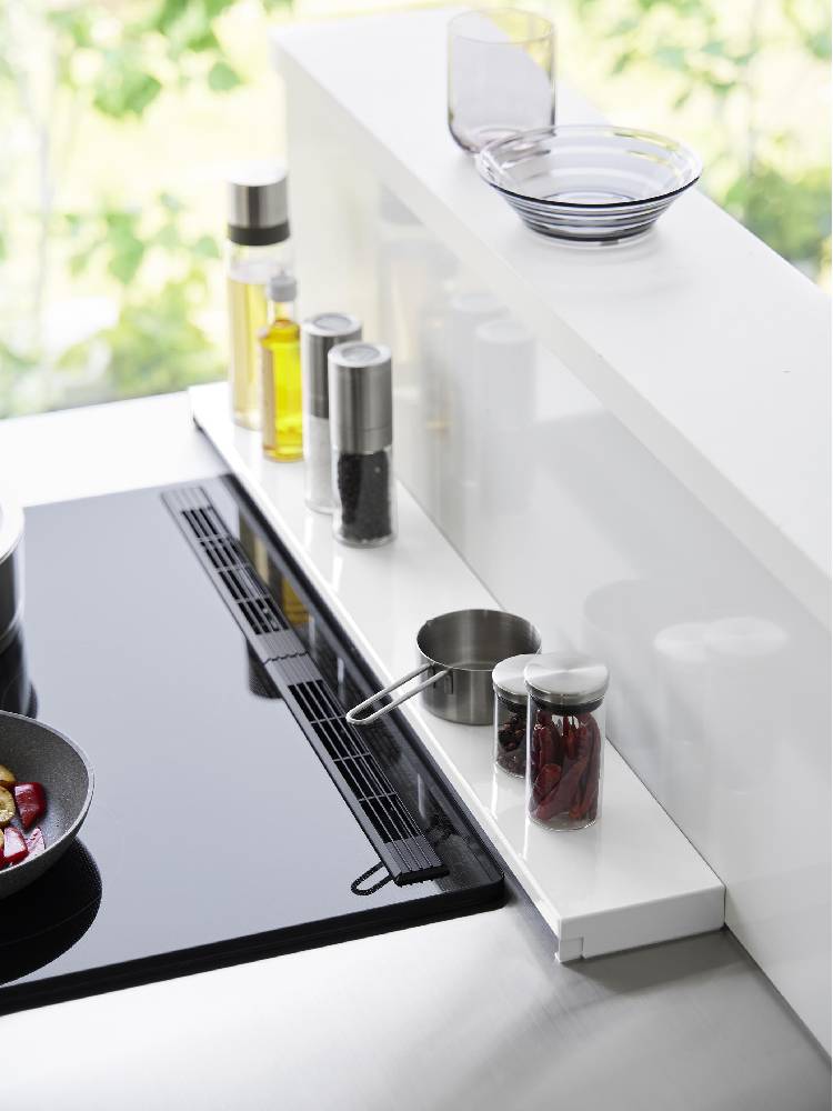 キッチンのコンロ上に取り付けられたタワーの75cmコンロ用奥行伸縮排気口カバー