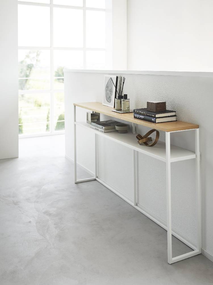 スチールと天然木化粧繊維板を使用したタワー型ソファー裏用コンソールテーブル、棚付き