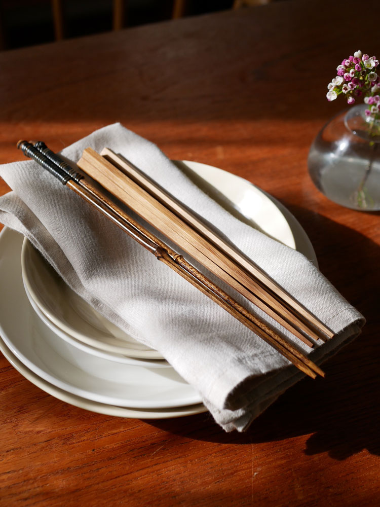 公長斎小菅製の黒竹取り箸1膳セット。26cmの黒竹と籐で作られた高品質な箸、大分県製