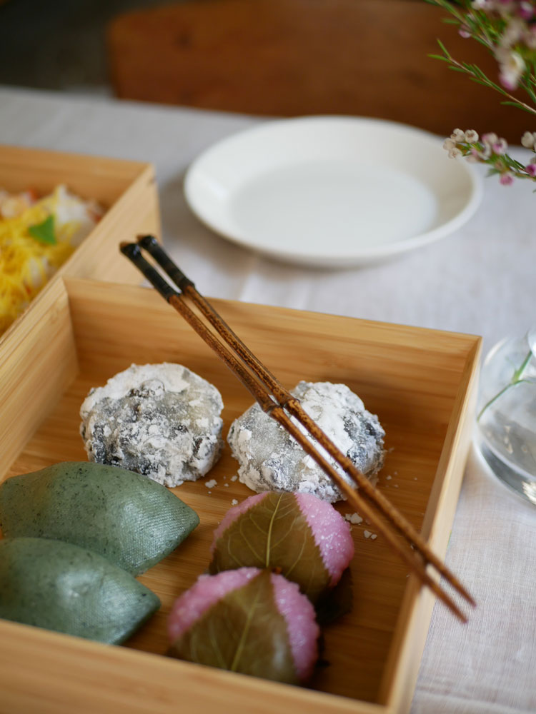 公長斎小菅のおもてなし用黒竹取り箸1膳（2本）、26cm、黒竹と籐を使用した高級拭き漆塗装仕上げ