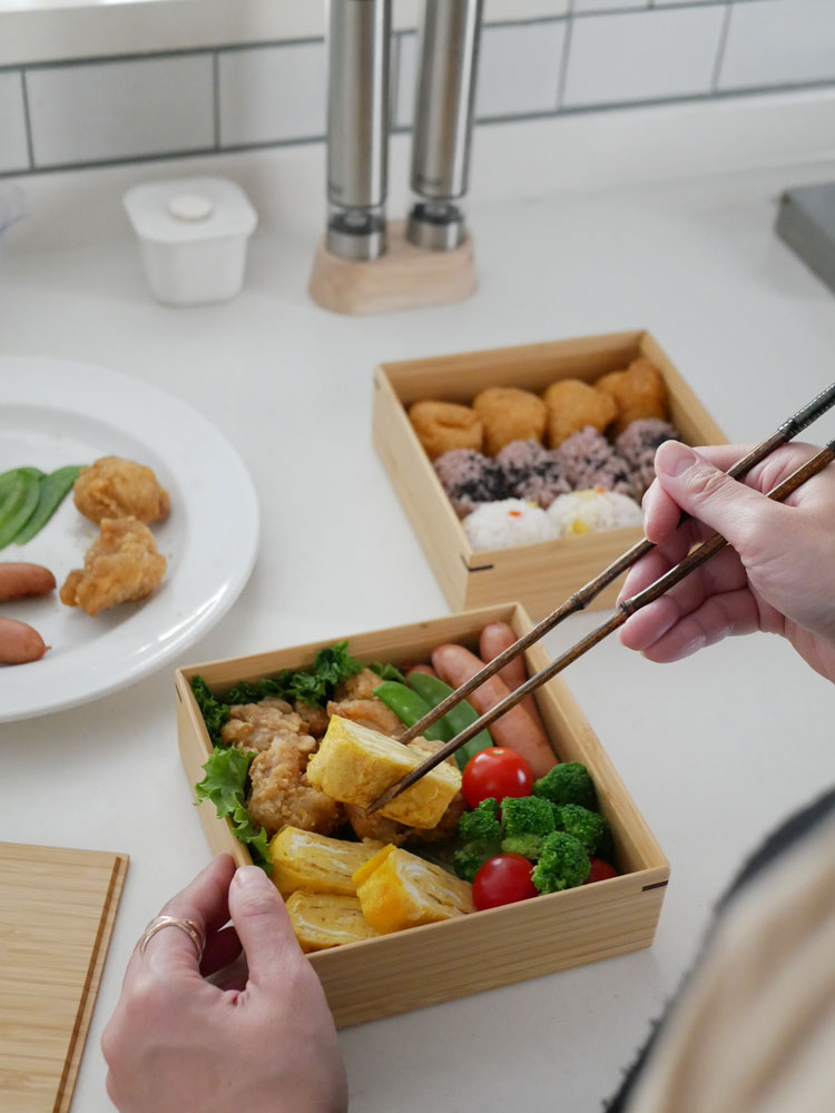 黒竹と籐を使用した公長斎小菅のおもてなし用取り箸が食卓に美しく並べられている様子