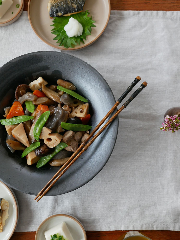 公長斎小菅の黒竹取り箸がサラダや食器とともに整えられた食卓の様子