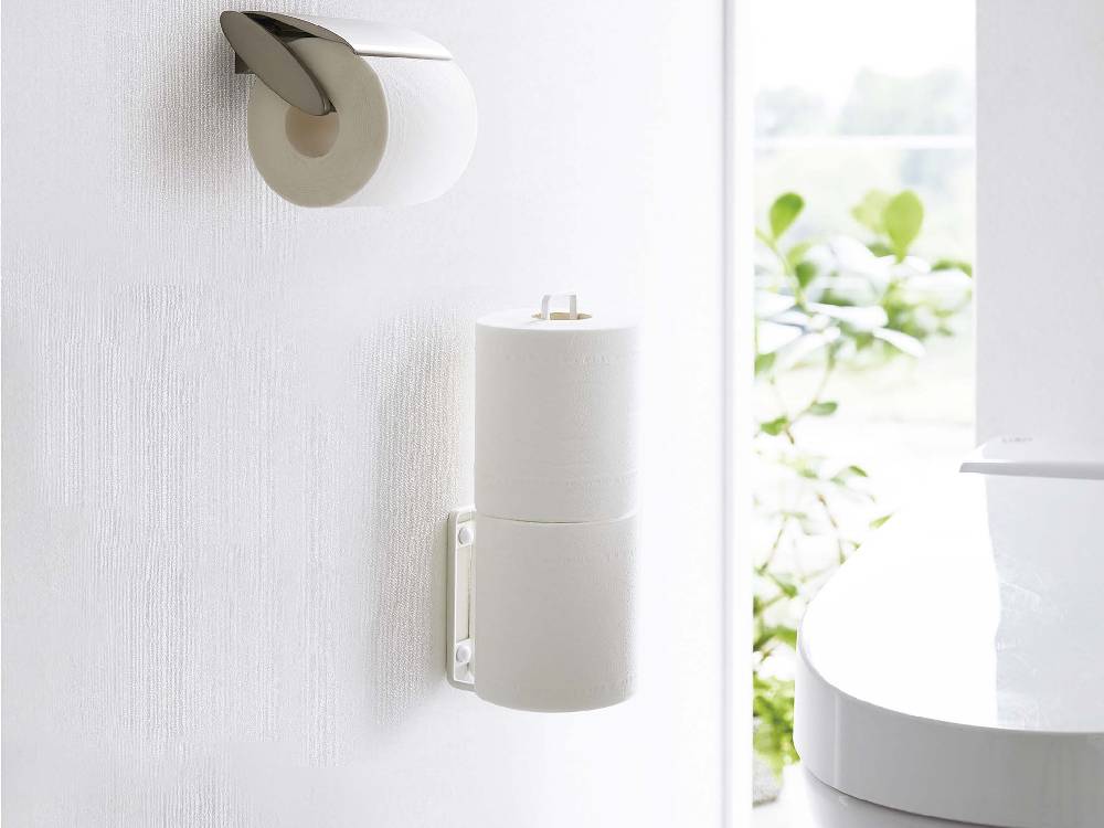 スチール製タワーウォールトイレットペーパーホルダーが壁に取り付けられている様子