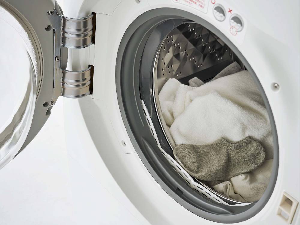 シリコーン製の銀色ドラム式洗濯機用ドアパッキンカバーが洗濯機のドア周りに装着されている様子