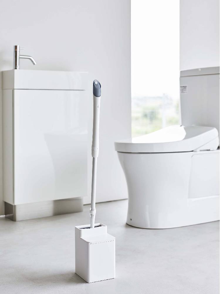 トイレに設置された「tower」ブランドのクリーナーシート収納付きトイレワイパースタンド。ABS樹脂製でコンパクトなデザイン。