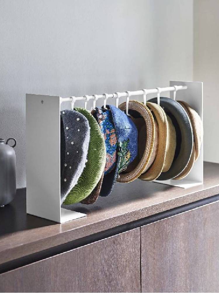 スチール製「タワー」帽子収納スタンド。複数の棚と収納バスケットが備わったデザインで、約70cmまでの帽子を整理できる