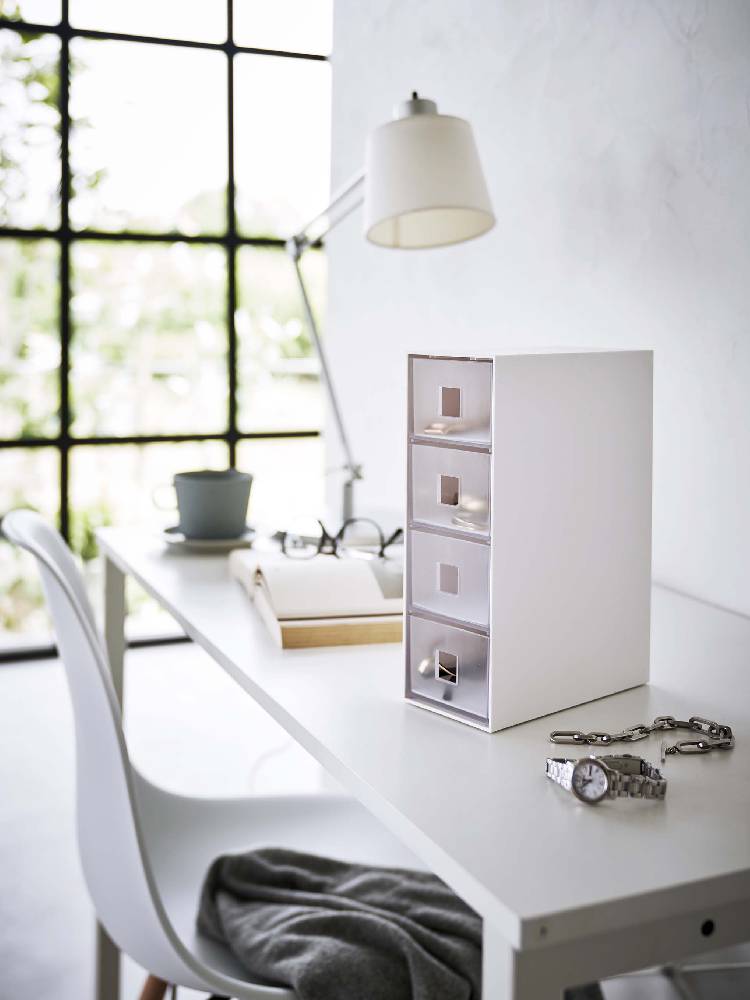 オフィスデスク上に配置されたタワー型サングラス＆小物収納ケース。引き出しと棚が備わっています。