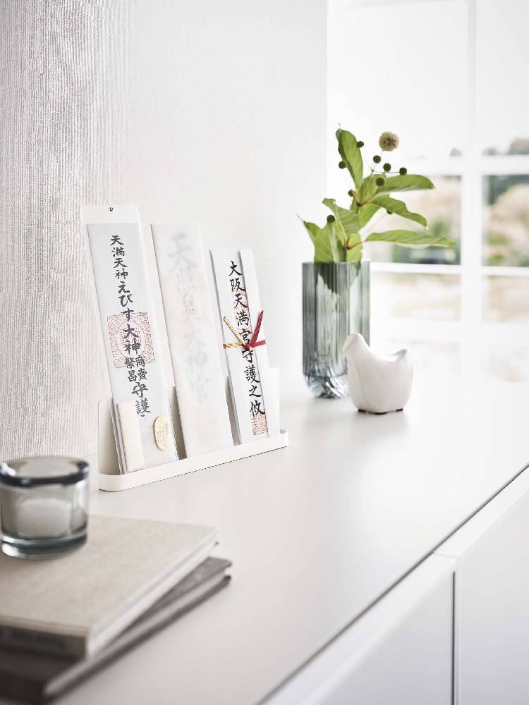 スチール製のスマート神札スタンドと陶器の花瓶が配置されたオフィス用デスクアクセサリー