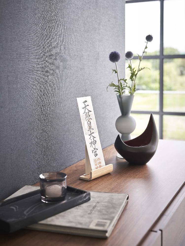 スチールと天然木で作られた【RIN/リン】神札スタンド シングルがセラミックの花瓶に飾られた静物写真