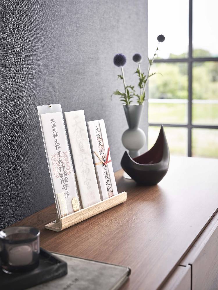 スチールと天然木で作られた【RIN/リン】神札スタンド。高さ11cm、幅25cmのシンプルなデザインで、家庭やオフィスで神札を飾るのに適しています。