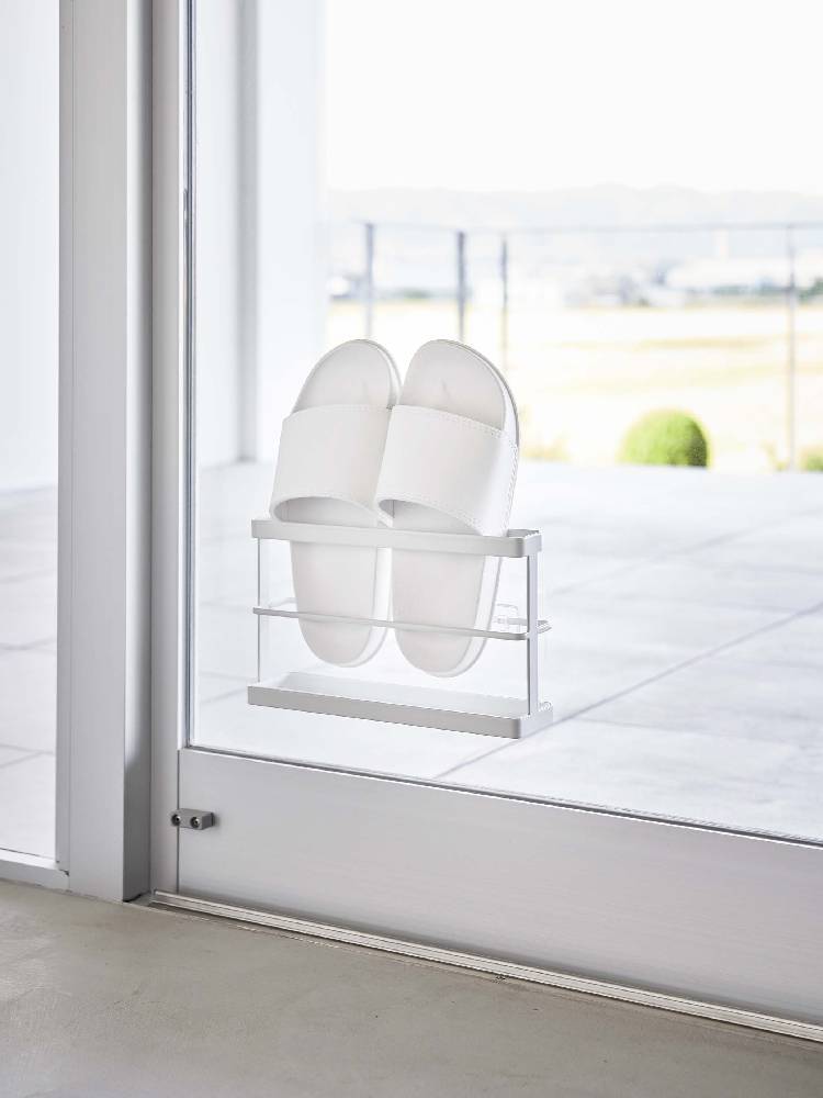 銀色のトレー付きツーウェイベランダスリッパラック