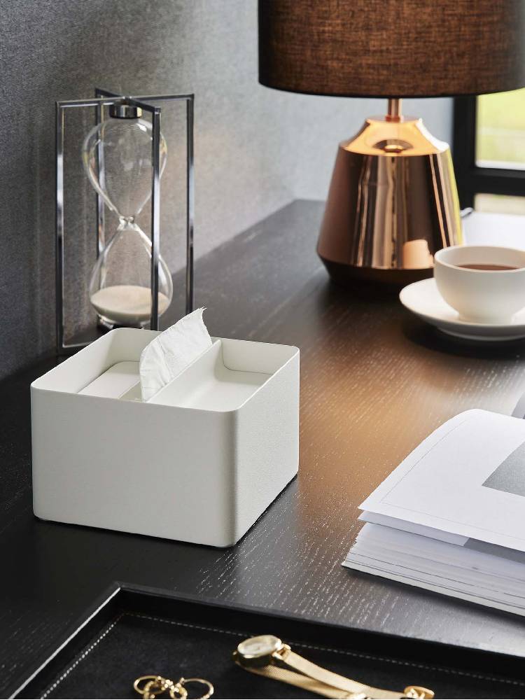 シルバーのスチール製「tower/タワー」蓋付きハーフティッシュケースが花瓶や観葉植物とともに配置された静物写真