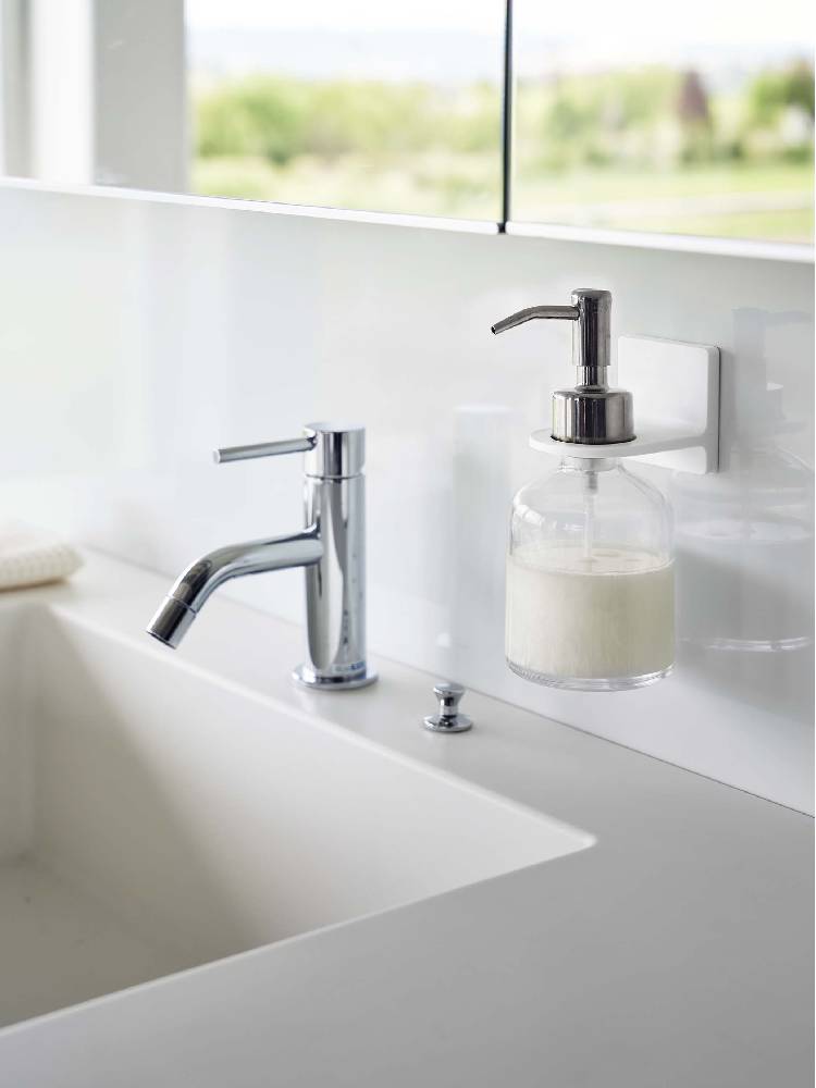 バスルームの洗面台に設置された【MIST/ミスト】フィルムフックディスペンサーホルダーと水栓、ソープディスペンサーなどの設備