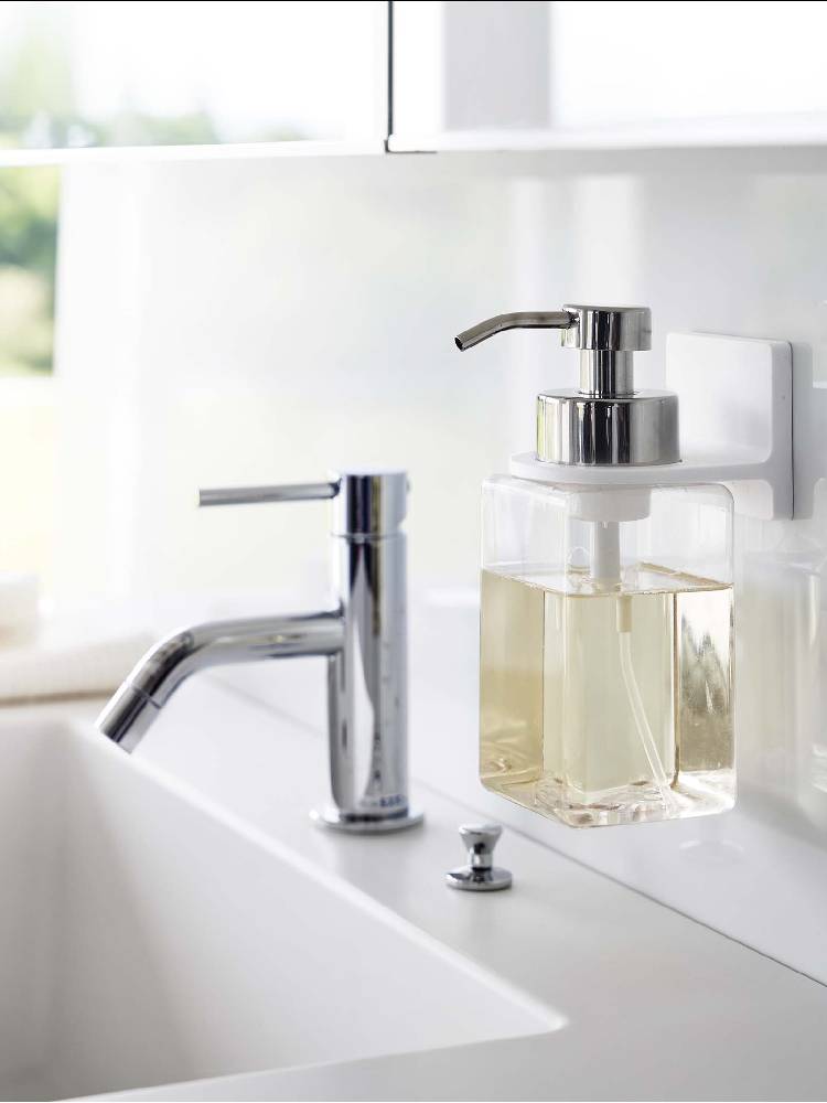 ミストブランドの泡タイプフィルムフックディスペンサーホルダーが洗面台のカウンターに設置され、ソープディスペンサーを固定している様子