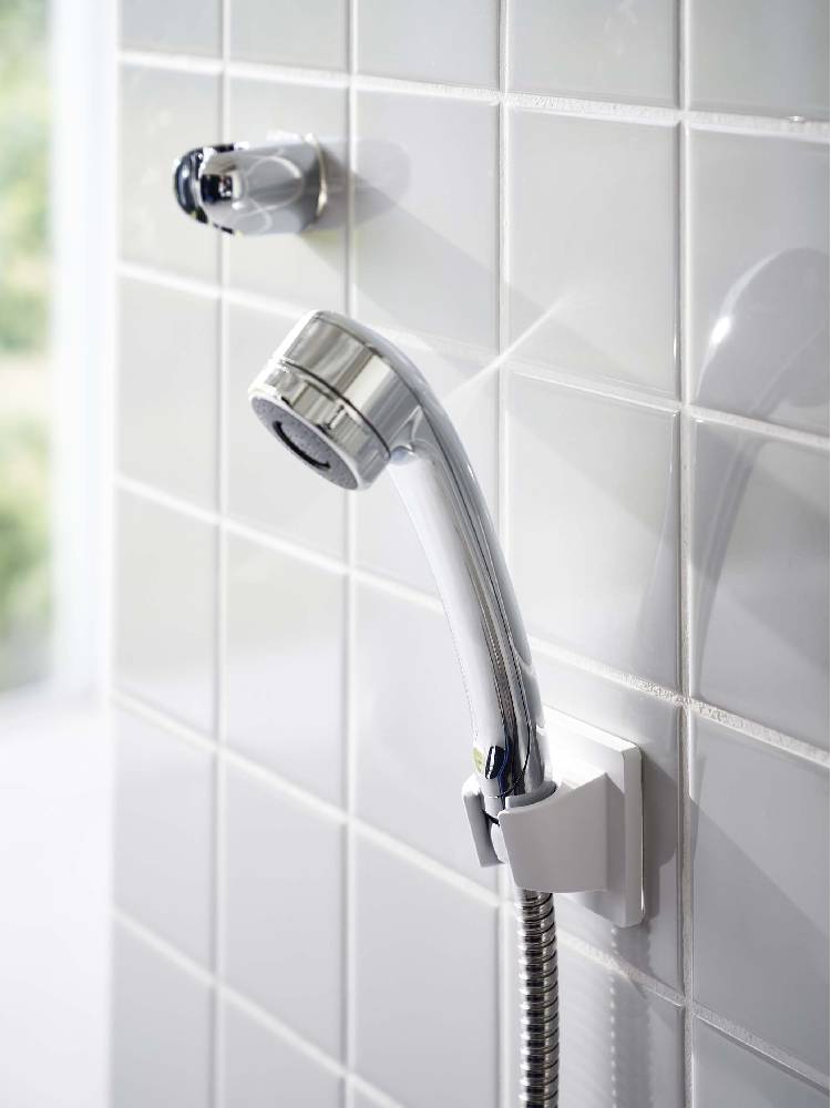 MISTフィルムフックシャワーホルダーがバスタブに取り付けられている写真。ABS樹脂製で耐荷重1kg、光沢のある平らな壁面に安全に固定されています。