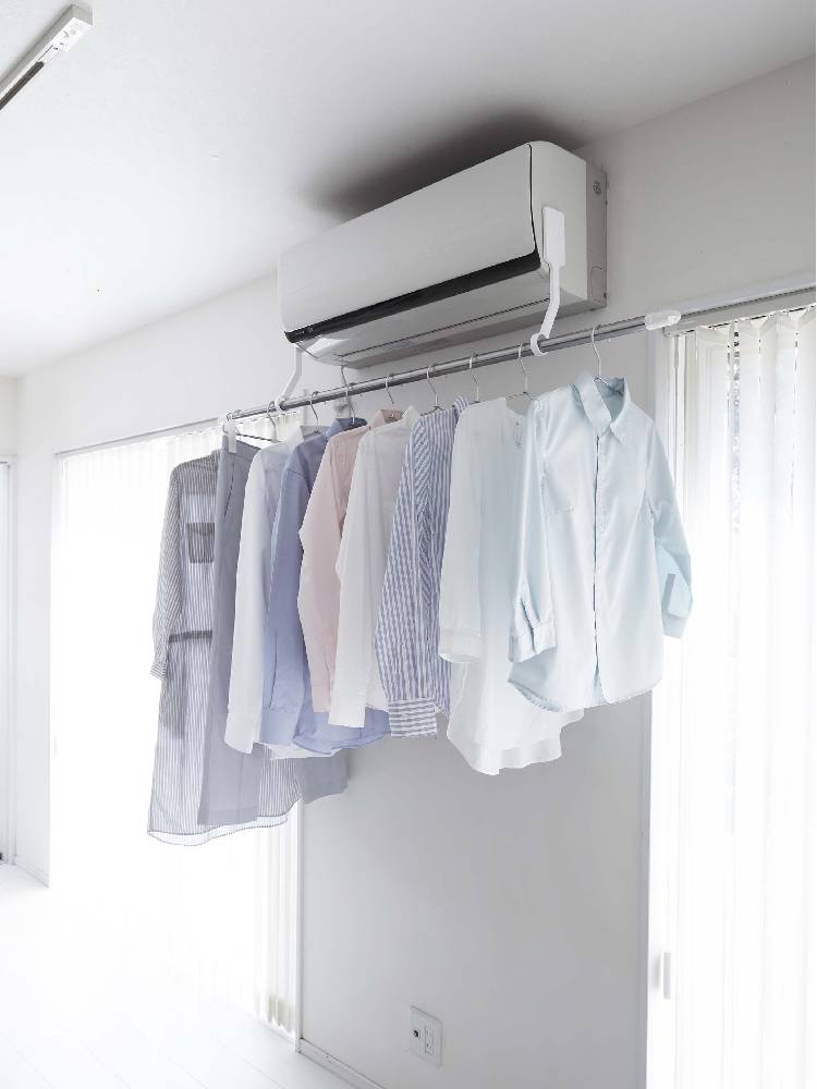 銀色のフィルムフックエアコン室内物干しポールホルダーが天井に取り付けられている様子