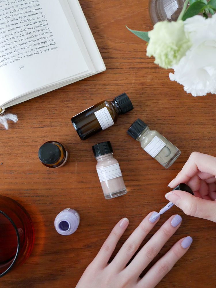 THERA/テラの爪にやさしい大人用ネイルカラーが入ったガラス製ボトル