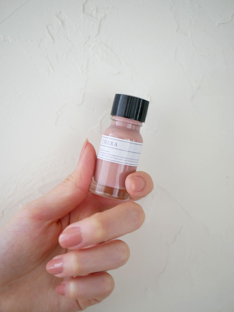 ガラス瓶に入ったテラ（THERA）の爪に優しい大人用ネイルカラーのコスメ製品