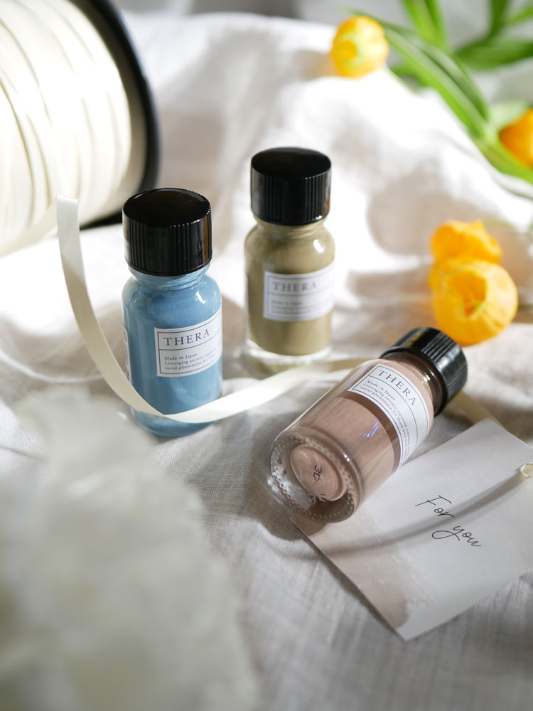 THERA/テラのネイルカラーが入ったラベル付きガラス瓶とキャップ