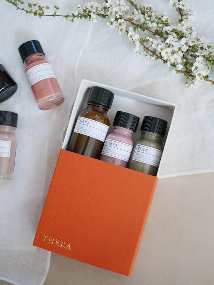 THERA/テラのネイルカラーが入ったラベル付きガラスボトル