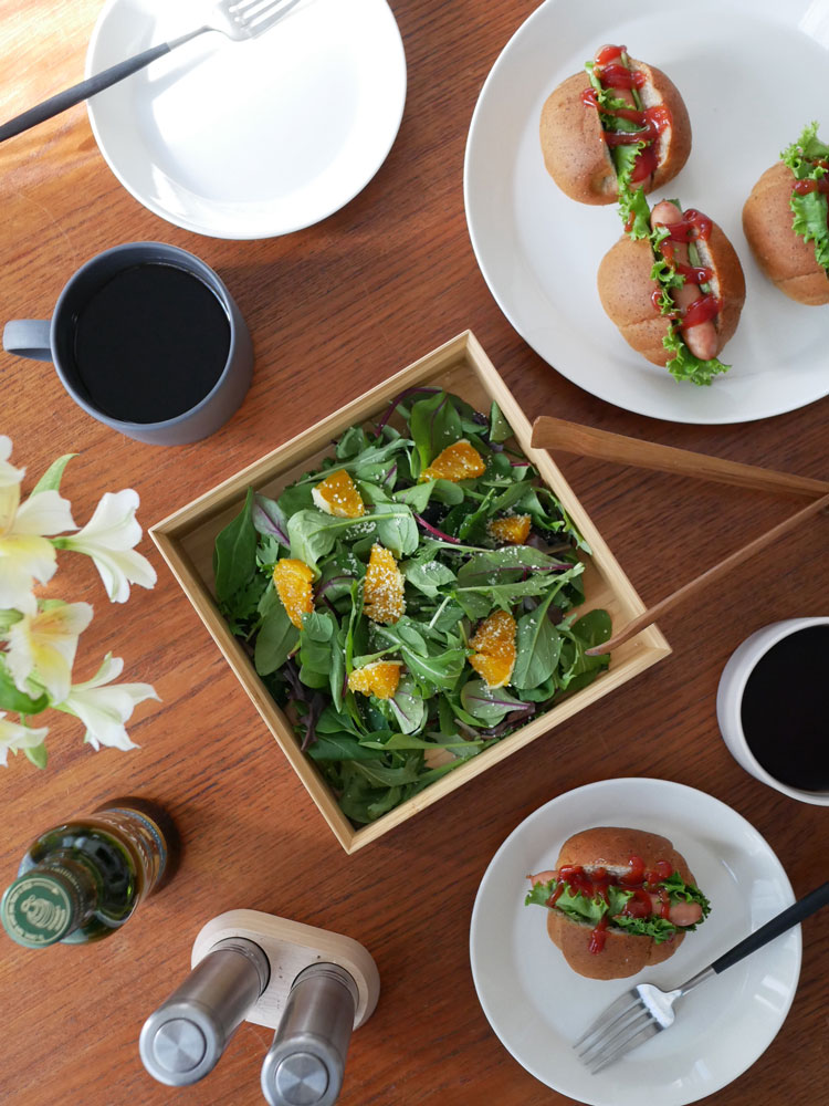 竹製の公長斎小菅二段重箱に盛り付けられた新鮮な野菜や果物を含む美しい弁当の写真