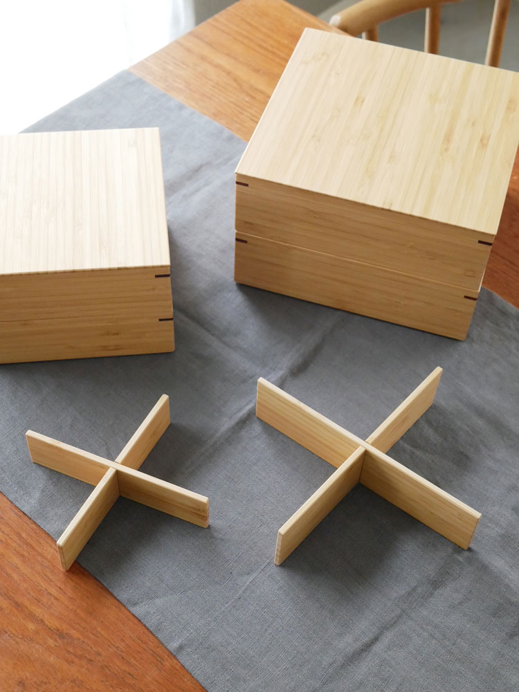 公長斎小菅の竹集成材と木材で作られた二段重箱、自然な木目とウレタン塗装仕上げ