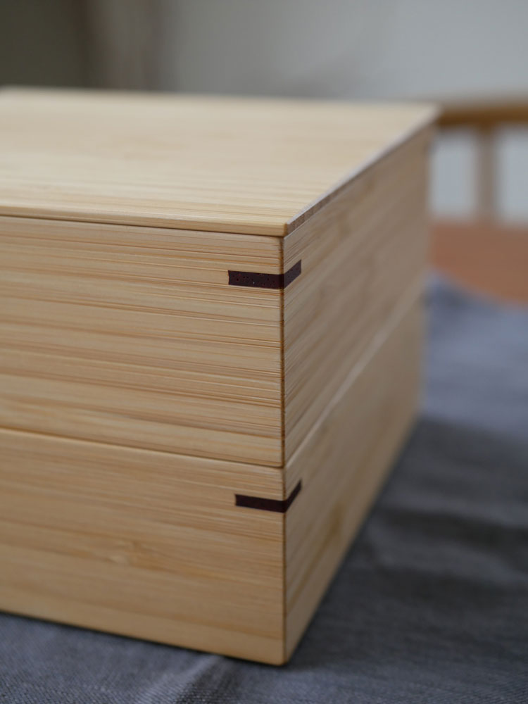 公長斎小菅の竹製二段重箱と十字仕切りが並んでいる木工製品の画像