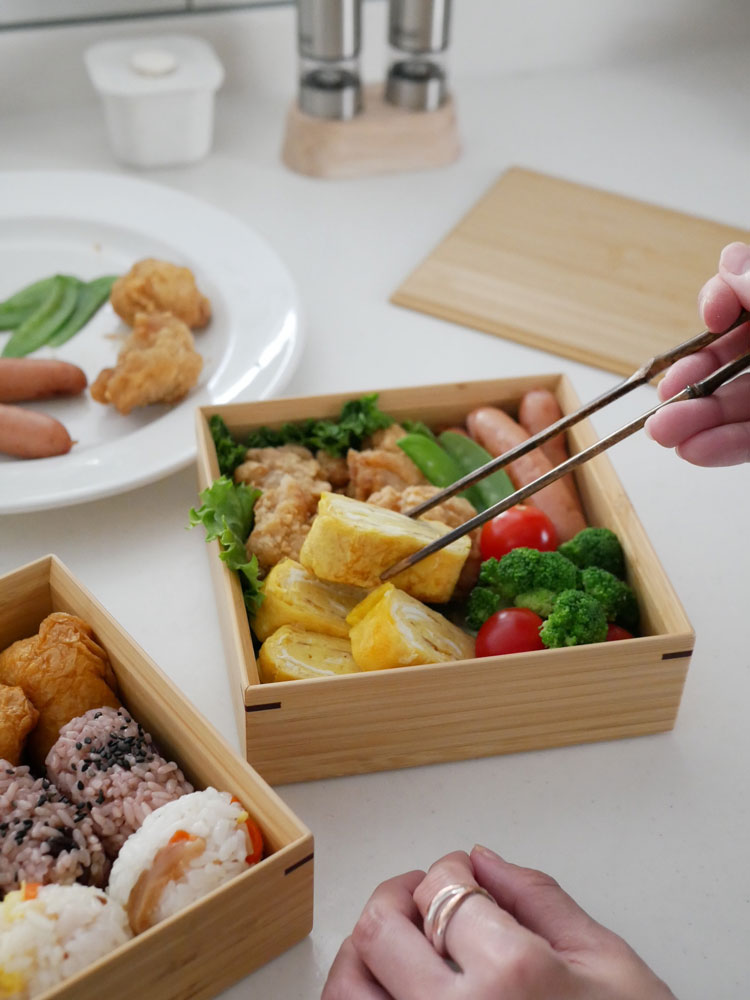 公長斎小菅の竹製二段重箱に入ったお弁当と食器のセット