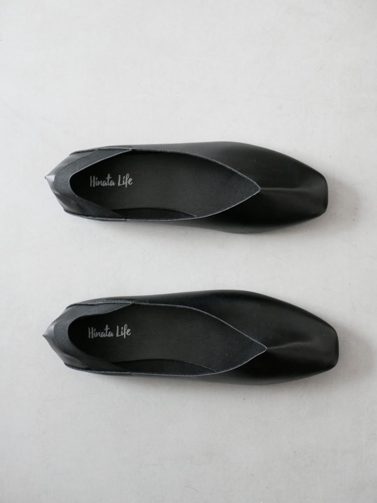 黒のレザー製バレエフラットドレスシューズ、シルバーの装飾が施されたフォーマルなデザイン