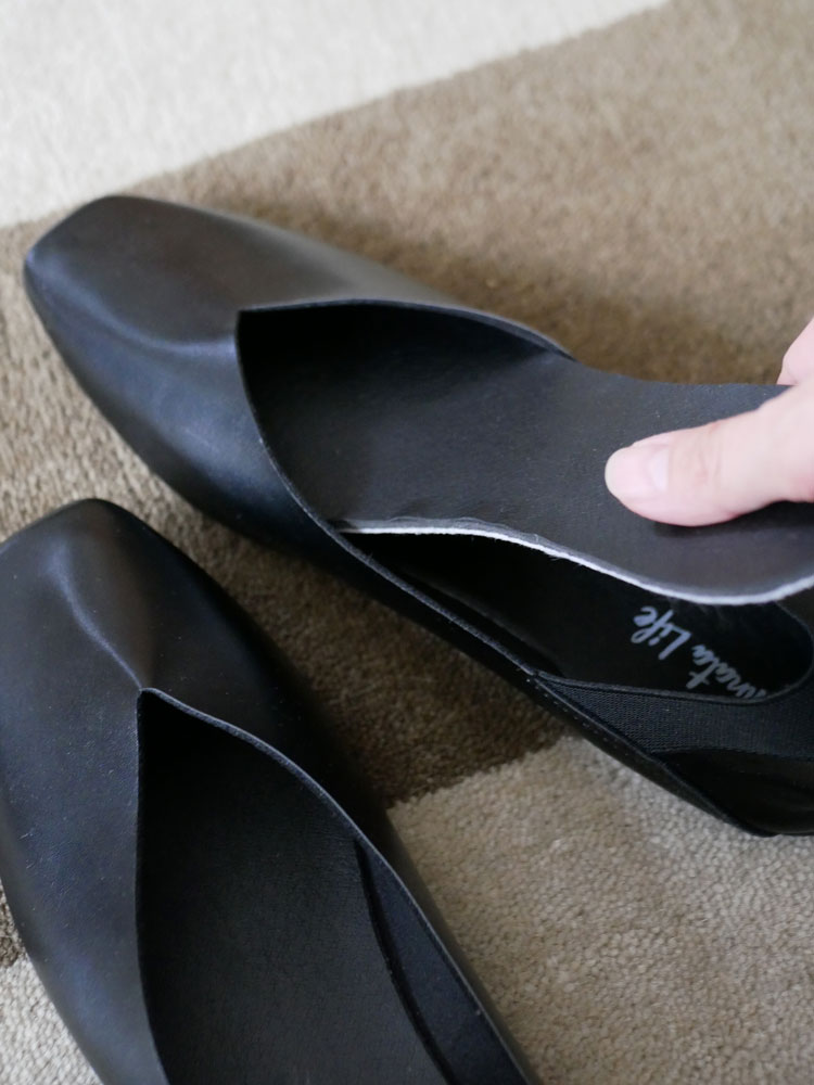 Hinata Lifeのグレー合成皮革スリッポン。シルバーゴム底を備えたシンプルなパンプスタイルのドレスシューズ。