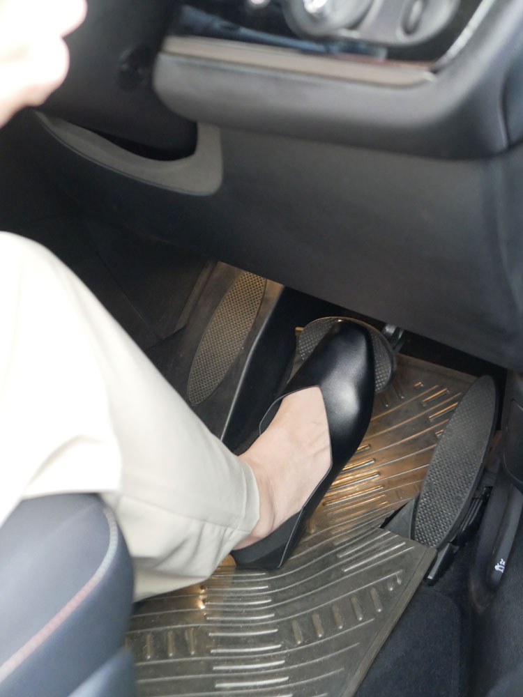 Hinata Lifeのシルバー色ハイヒール携帯スリッポン。合成皮革とゴム底を使用し、持ち運び用ポーチが付属。足元を美しく見せるデザイン