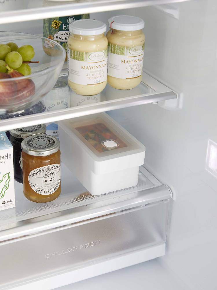 ハンドル付き密閉フードコンテナ「tower」のポリプロピレン製容器がキッチンの棚に整然と並べられている様子