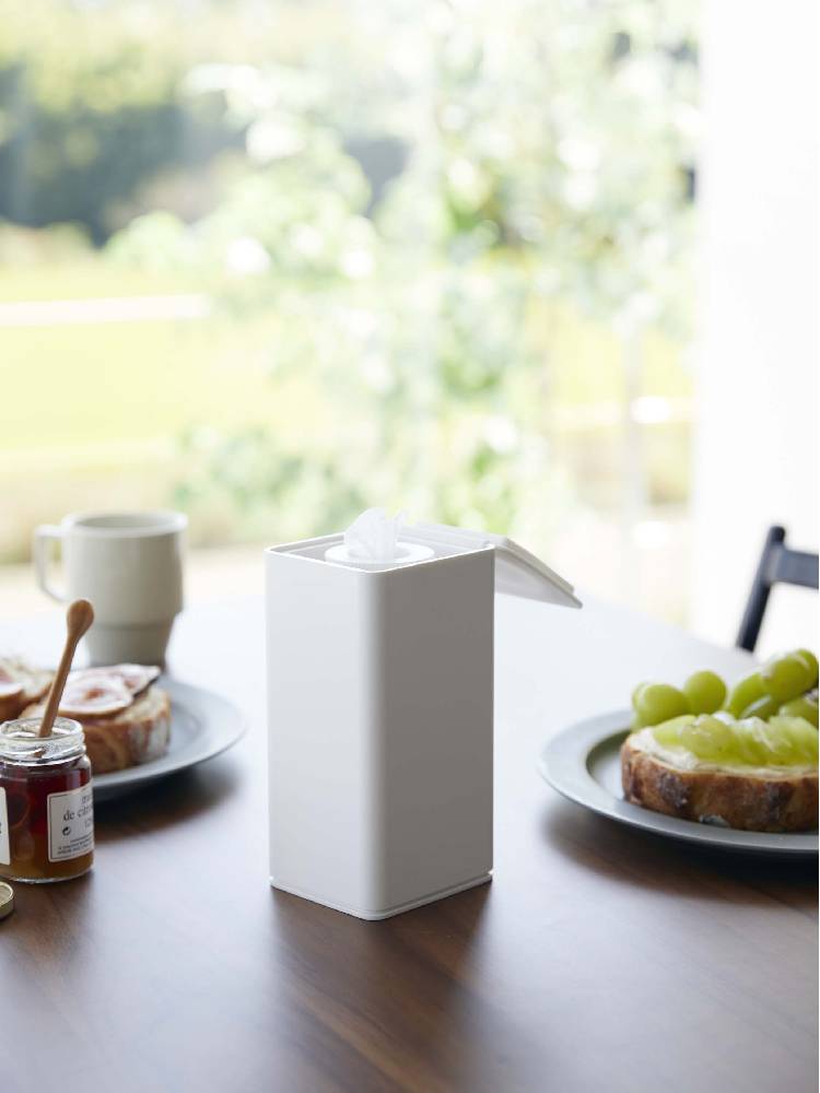 ABS樹脂製タワー型ロールウェットティッシュケースがプラスチック製スピーカーと花鉢とともに置かれたシーン