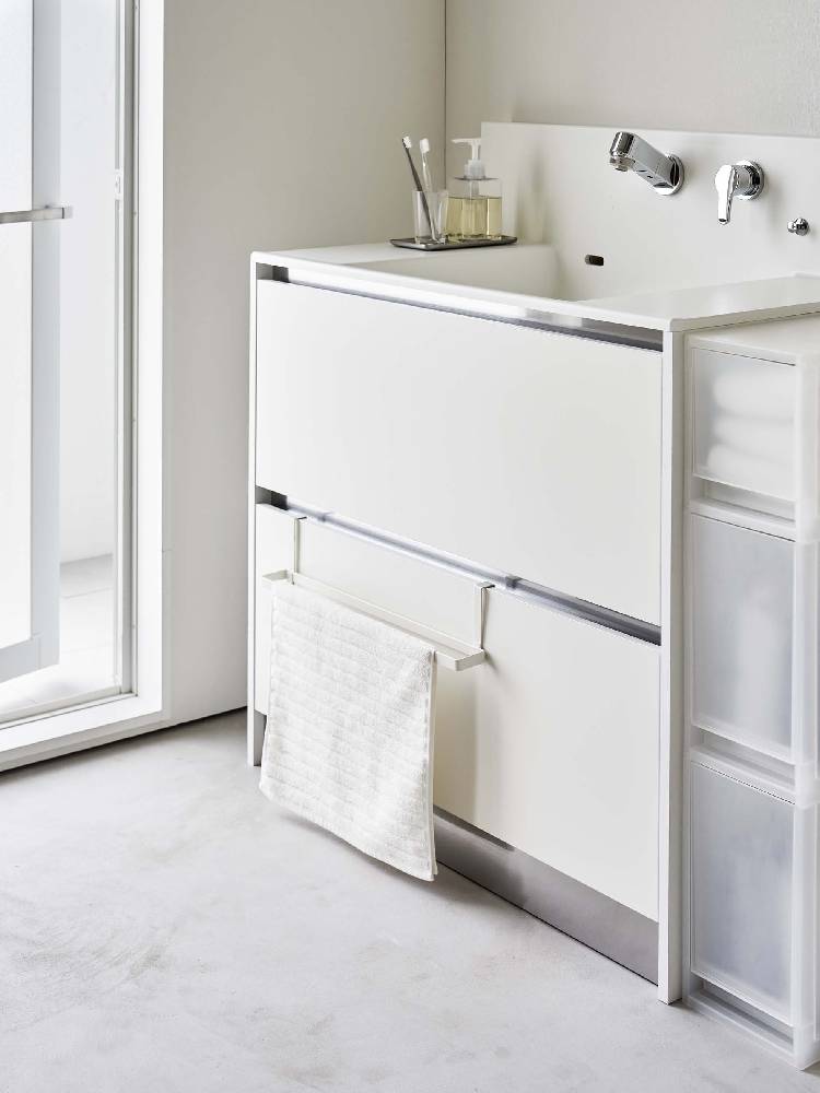 スチール製のプレートタイプ洗面下バスマットとタオルハンガーが取り付けられた浴室キャビネット