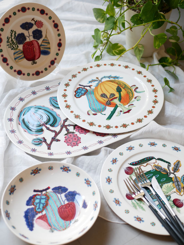 イッタラタイカサトシリーズの磁器製プレートセット、22cmから41cmまでの各サイズのプレートが美しく並べられている