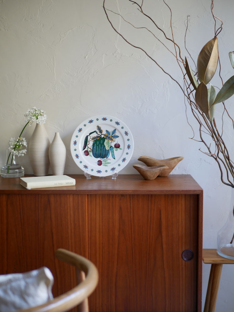 イッタラの磁器製タイカ サト プレートが木製サイドボードに配置されたインテリア