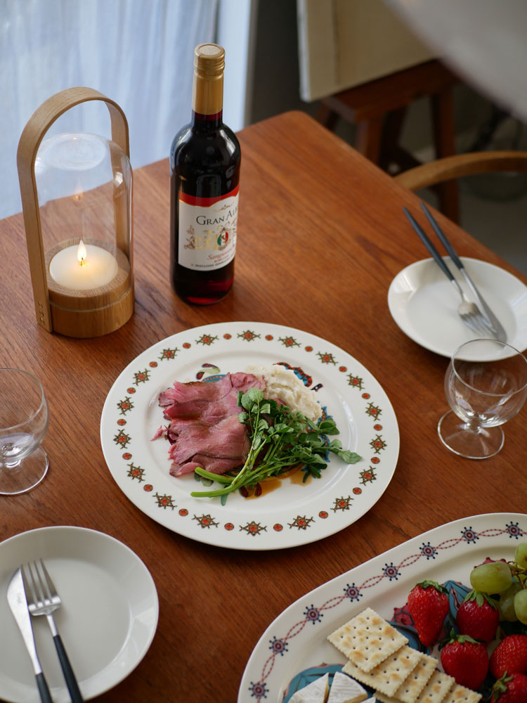 イッタラ製タイカサトプレートの磁器製プレートがテーブルに美しく配置されている様子