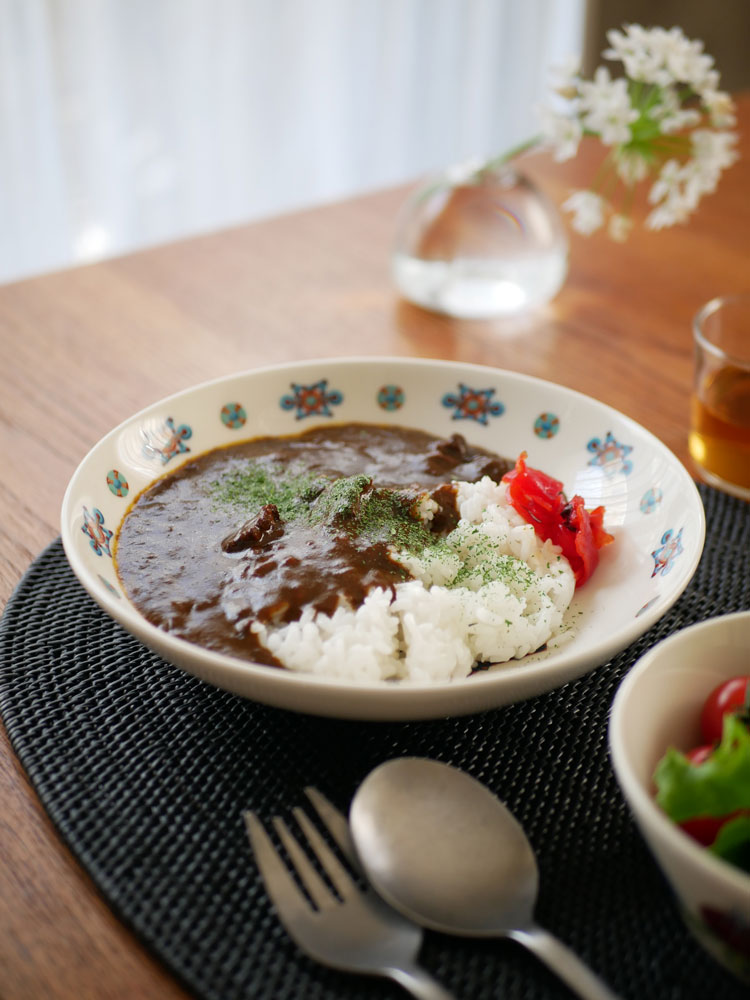 イッタラのタイカ サト プレートに白ご飯とシチューが美しく盛られた食卓の様子