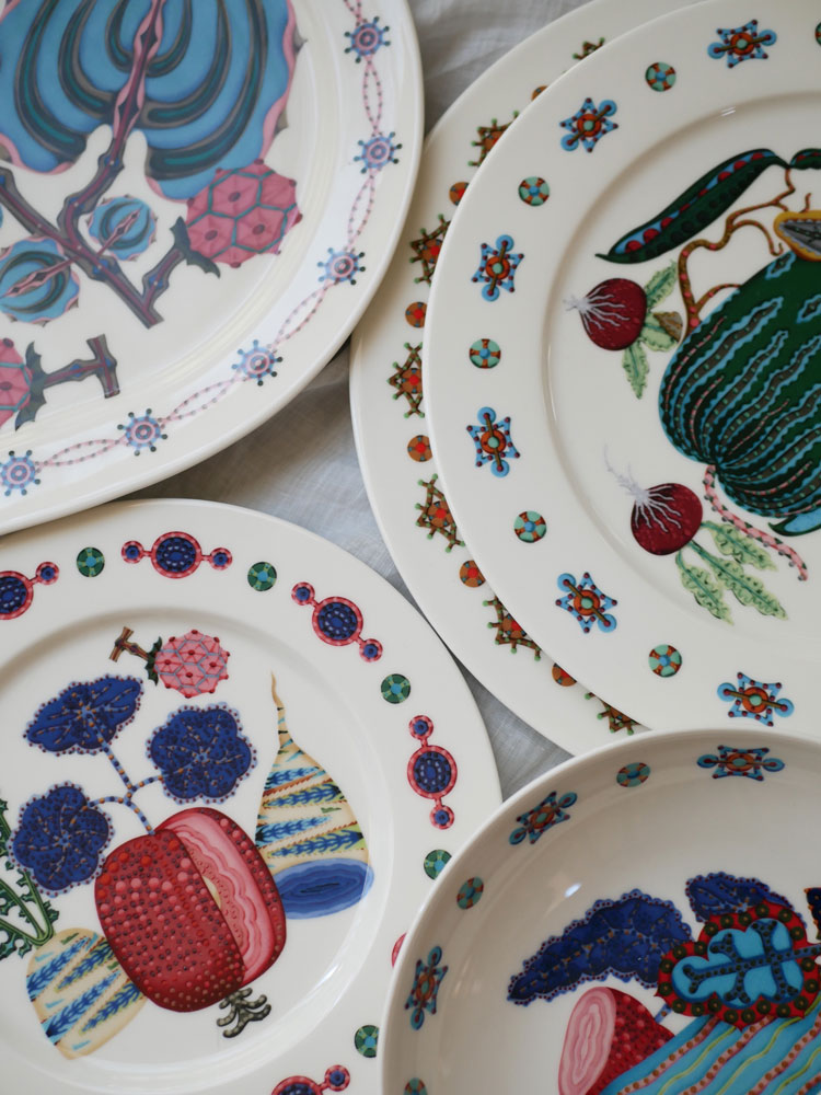 イッタラのタイカ サトプレート、磁器製の複数プレートがテーブル上に美しく並べられています。