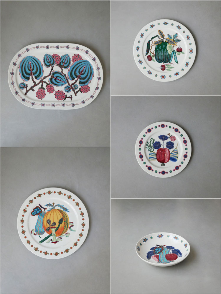 イッタラ製タイカ サトの磁器プレートセット。22cm、27cm、30cmの円形プレートと20cmのディーププレート、41cmのサービングプレートが整然と並んでいます。