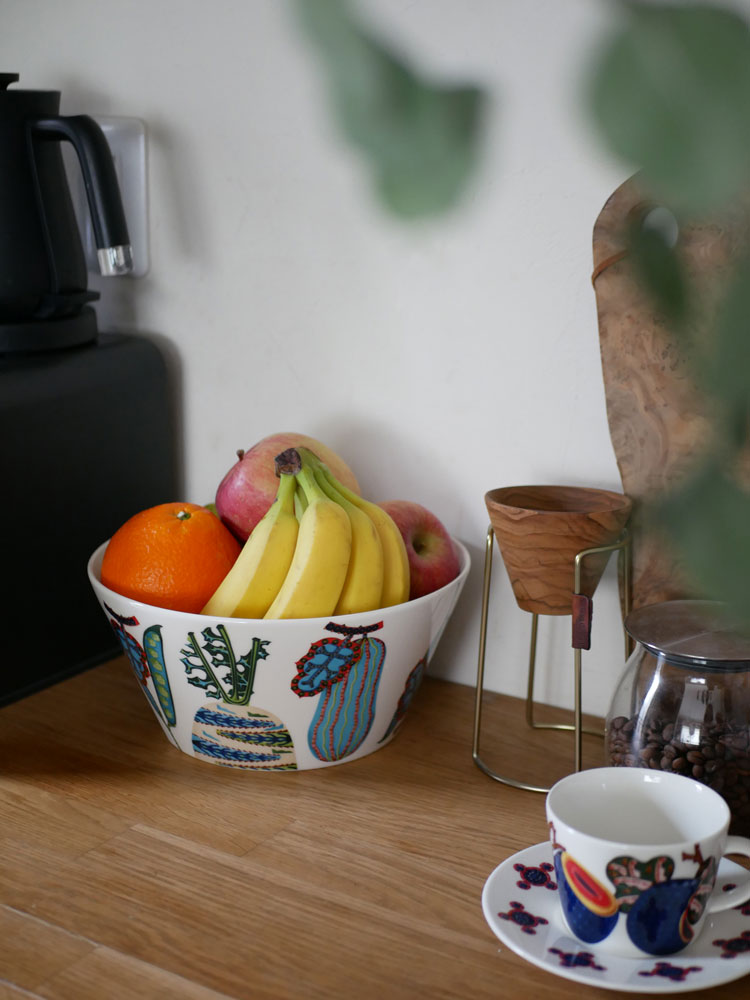 イッタラタイカ サト ボウルセット。磁器製で、異なる容量（0.3L、0.6L、2.8L）のボウルが並んでいる