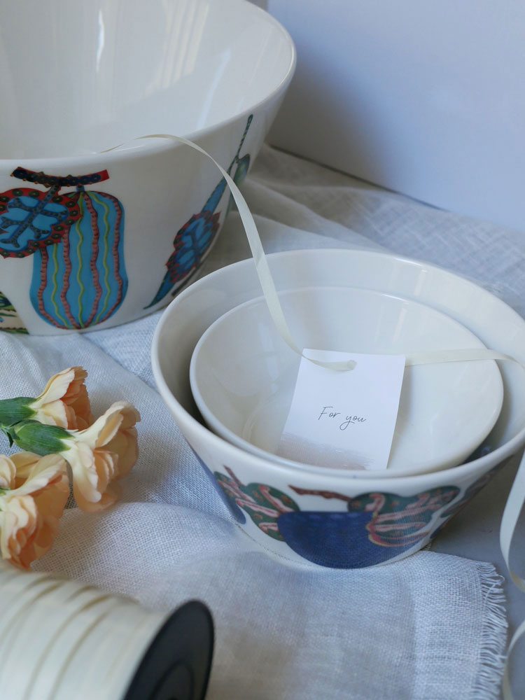 イッタラ タイカ サト ボウルの磁器食器セット。複数サイズのボウルとカップが揃った上品なデザイン