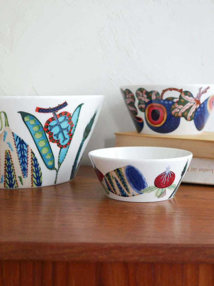 イッタラのタイカ サト ボウル、磁器製で異なるサイズがテーブルに並べられた食器の画像