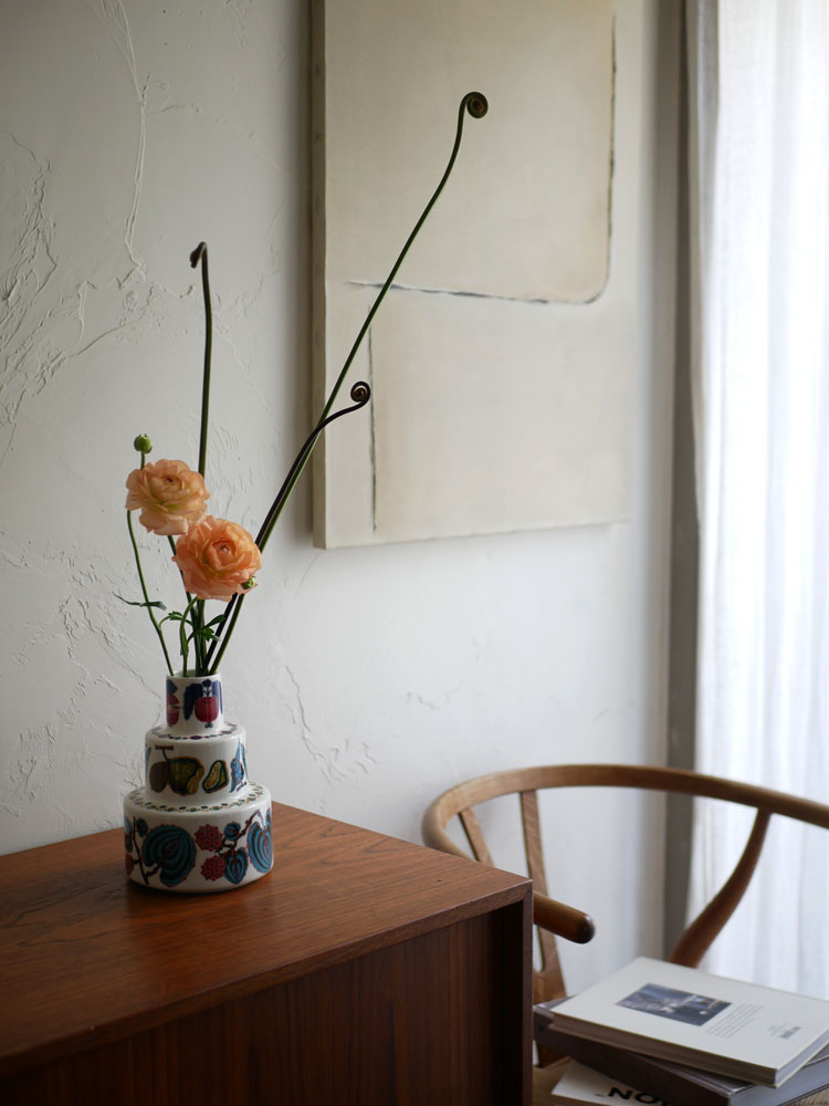 イッタラ【タイカサト ベース】磁器製のスタイリッシュな室内用ベース。花瓶や植木鉢を美しく飾るデザイン