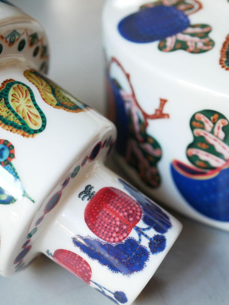 イッタラ製タイカ サト ベース、白磁のカップ用セラミックスタンド