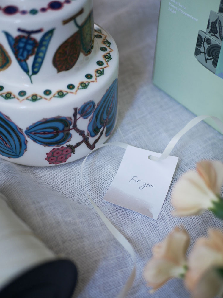 イッタラのタイカ サト ベース、タイ製の磁器で作られたシンプルなデザインの皿