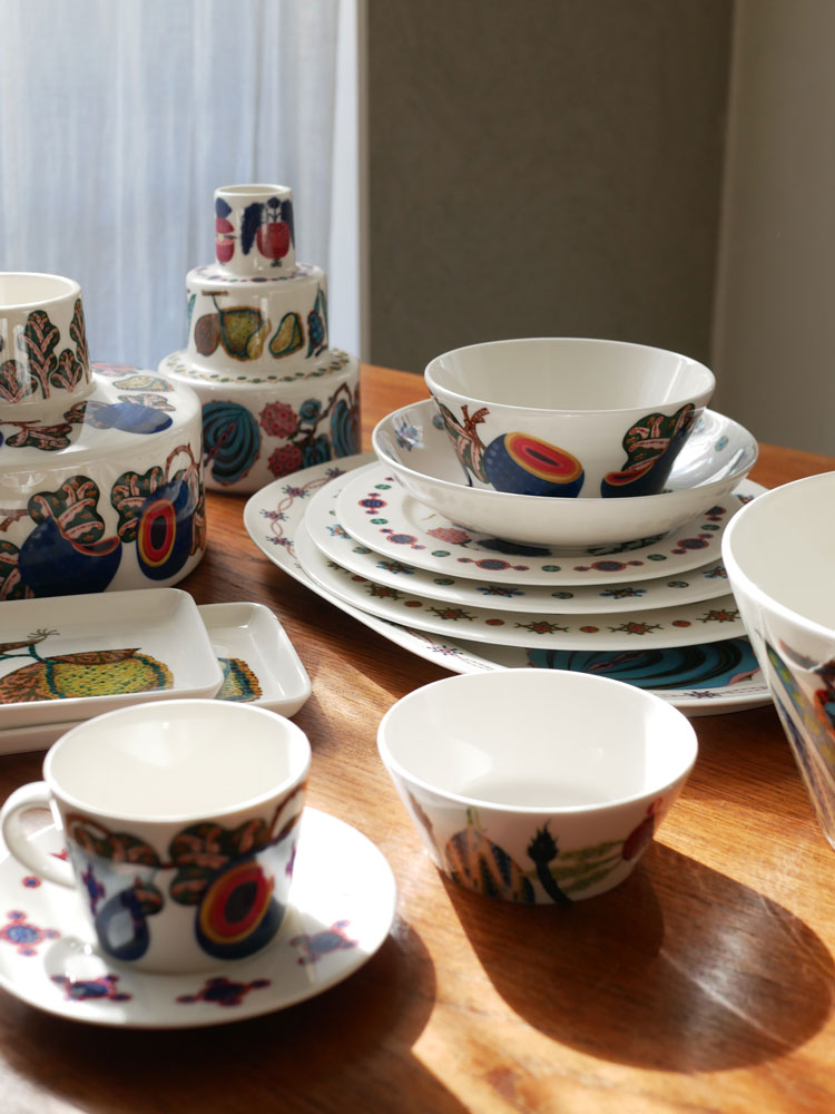 Iittala（イッタラ）のタイカ サト ベース、磁器製のカップとプレートが並んだテーブルウェアセット