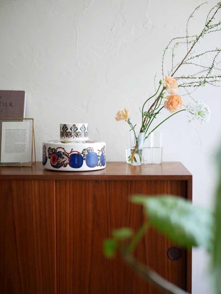 イッタラのタイカ サト ベース。花を飾るための磁器製の花器。