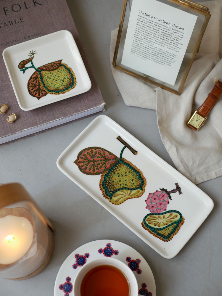 イッタラのタイカ サトシリーズ磁器製スクエアプレートとレクタングルプレートがサービングトレイに美しく配置されている様子